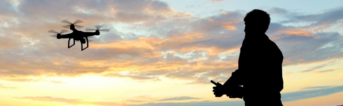 20170809_drohne_mann_silhouette_sonnenuntergang_fotolia_112027473_s_verkleinert_1130_350